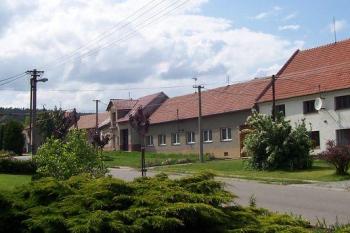 Tvrz - Dětkovice- Pohled na zástavbu, kde stávala tvrz a svobodný dvorec. (© Ivo Rozehnal, 06/2007)