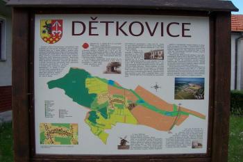 Dětkovice- Informační tabule o památkách a historii obce. Nachází se u kaple a hostince. (© Ivo Rozehnal, 06/2007)
