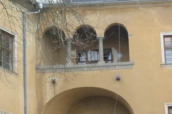 drobný arkádový ochoz v patře zámku (© D Dohňanský, 04/2015)