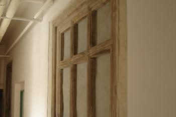 zacovalé okno hradu v přízemní chodbě (© Jaromír Schoffer, 01/2010)