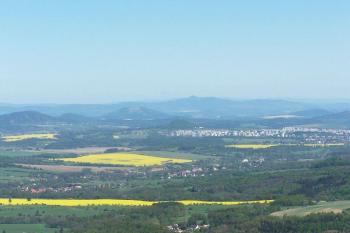 Pohled z rózhledny směrem k České Lípě (© Vladimír Studecký, 04/2007)