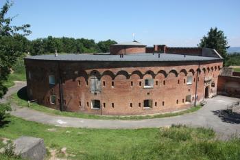 Hlavní budova ubikací z jižních valů ( © Ivan Grisa 06/2010)