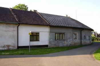 Domky na jihovýchodě areálu sledují oválný tvar někdejšího dvora ( © Jan P. Štěpánek 05/2007)