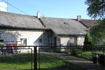 Dvorní strana jihovýchodní poloviny dvora ( © Jan P. Štěpánek 05/2007)