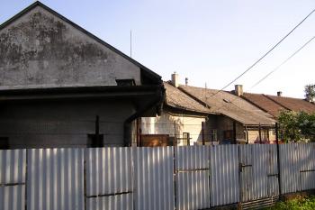 Vnitřní strana jihovýchodní poloviny areálu ( © Jan P. Štěpánek 05/2007)