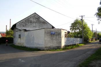 Pohled na bývalý dvůr od severovýchodu ( © Jan P. Štěpánek 05/2007)