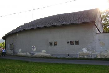 Východní část někdejšího dvora stále sleduje oválný tvar komplexu ( © Jan P. Štěpánek 05/2007)
