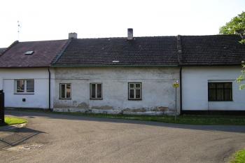 Pohled od jihovýchodu na domky na místě Maxmiliánova dvora z ulice Na Luhách ( © Jan P. Štěpánek 05/2007)