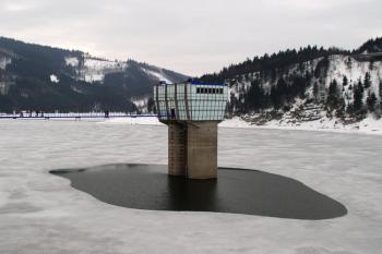 Pozdní zima na přehradě Šance ( © Jan P. Štěpánek 03/2006)