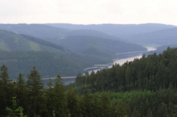 Pohled na zadní část přehrady z úbočí hory Smrk ( © Jan P. Štěpánek 06/2007)