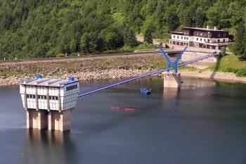 Správní budova přehrady a odtoková věž na betonových pilířích se strojovnou a ovládáním stavidel ( © Jan P. Štěpánek 06/2007)