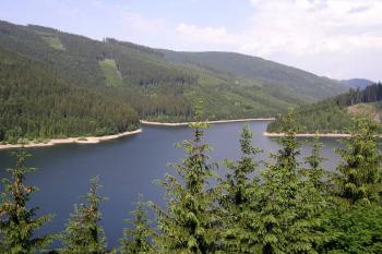 Pohled z estakády na přehradu Na Šancích a její zákrutu do tzv. Masarykova údolí ( © Jan P. Štěpánek 06/2007)