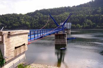 houpací most spojující věž se strojovnou a stavidly s pevnou zemí ( © Jan P. Štěpánek 06/2007)