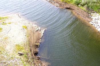 závěr přehrady v Masarykově údolí s pozůstatky někdejší cesty ( © Jan P. Štěpánek 06/2007)