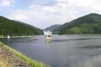 Pohled na hráz přehrady se správní budovou a věží strojovny ( © Jan P. Štěpánek 06/2007)