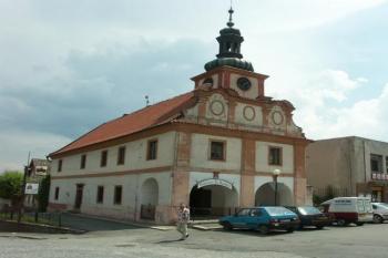 Radnice Stříbrná Skalice - pohled ze silnice (© Milan Caha, 06/2007)
