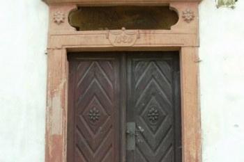Boční portál z červeného pískovce, datovaný 1826 (© Milan Caha, 06/2007)