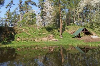 Na Skalkách - budování tur.přístřešku u menšího jezírka (© Ivo Rozehnal, 04/2011)