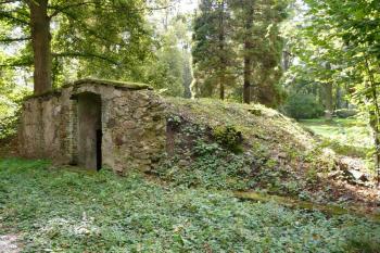 Pohled na klášterní sklepy a zahradu. (© Jaroslav Šefčík, 09/2009)