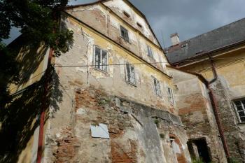 Jižní průčelí kláštera od klášterní zahrady. (© Jaroslav Šefčík, 09/2009)