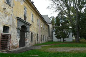 Východní křídlo. V pozadí probíhá oprava kostela. (© Jaroslav Šefčík, 09/2009)