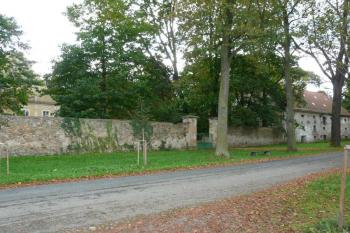 Klášterní zeď s jižním hospodářstvím. (© Jaroslav Šefčík, 09/2009)
