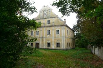Pohled od severu k západnímu křídlu. (© Jaroslav Šefčík, 09/2009)