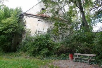 Pohled z klášterní zahrady k jižní hosp. budově. (© Jaroslav Šefčík, 09/2009)