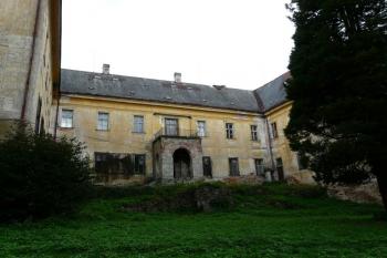Jižní křídlo se vstupem. (© Jaroslav Šefčík, 09/2009)