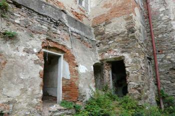 Devastace jihovýchodního křídla... (© Jaroslav Šefčík, 09/2009)