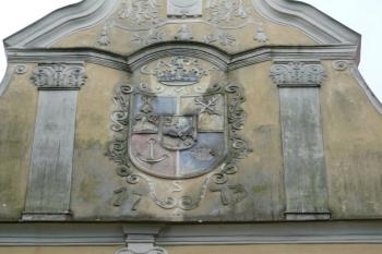 Erb na severní straně východního křídla kláštera. (© Jaroslav Šefčík, 09/2009)