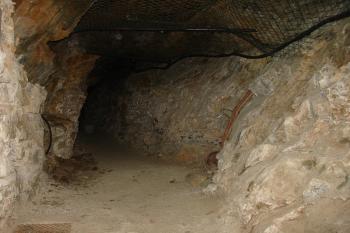 Vstupní prostor, foceno skrz mříž ( © Jiří Čížek 12/2008)