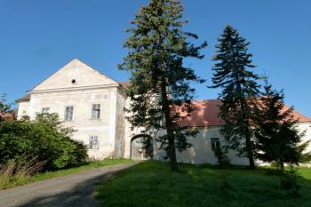 vstupní průčelí zámeckého areálu ( © Jan P. Štěpánek 09/2011)