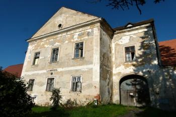 vstupní průčelí zámečku ( © Jan P. Štěpánek 09/2011)
