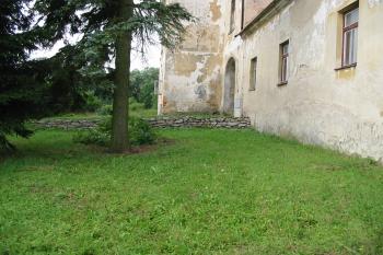 upravení zídka s příjezdovou cestou (© D Dohňanský, 07/2014)