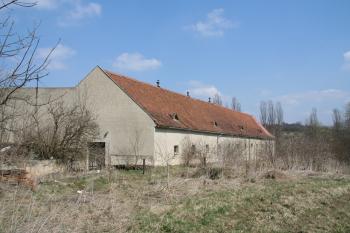 Hospodářské budovy dvora ( © Petr Nožička 04/2010)