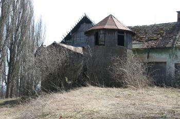 Hospodářské budovy dvora ( © Petr Nožička 04/2010)
