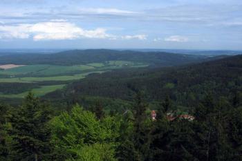 Pohled z rozhledny směrem na východ (© Jiří Cukr, 05/2009)