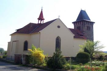 Pohled na severní kapli kostela, patro na této kapli sloužilo jako oratoř (© Dominik Šipr, 06/2007)