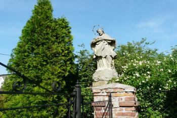 Socha sv. Jana Nepomuckého u vstupní brány (© Jaroslav Šefčík, 05/2009)