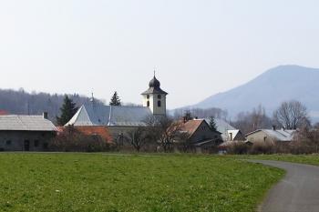 Celkový pohled na kostel a zástavbu kolem něj od východu ( © Jan P. Štěpánek 04/2007)
