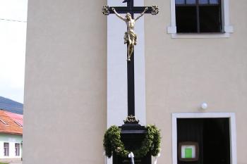 Litinový kříž před kostelem ( © Jan P. Štěpánek 06/2007)