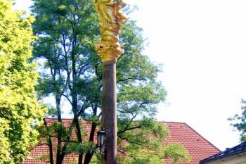 Mariánský sloup u kostela sv. Jakuba Většího v Červeném Kostelci ( © Pavel Vítek 07/2007)