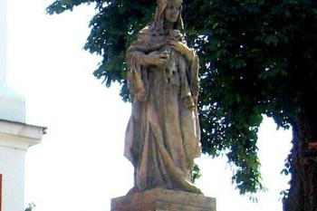 Socha sv. Ludmily před kostelem sv. Jakuba Většího ( © Pavel Vítek 07/2007)