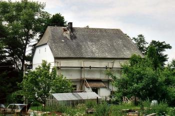 Tvrz od jihovýchodu (© Jiří Cukr, 06/2001)