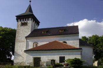 jižní strana kostela s přistavěnou sakristií (© Milan Caha 09/2008)