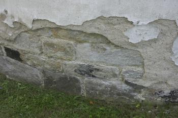 kvádříkové zdivo apsidy ( © Milan Caha 09/2008)
