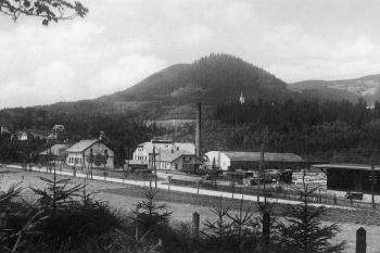 Pohled od západu na střed obce ostravice s areálem bývalé Arcibiskupské pily ( © Beskydy a Pobeskydí 1895 - 1939, Wart 2001)