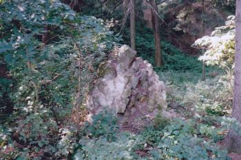 Blok zdiva sesunutý v příkopu v severozápadní části hradu (© Lukáš Pechánek, 07/2005)