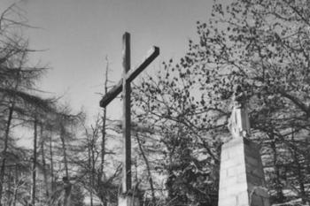 Brada - pohled na upravenou plochu se sochami světců, v místech bezprostředně u bývalého hradu (© Pavel Jarý,  07.01.2003)
